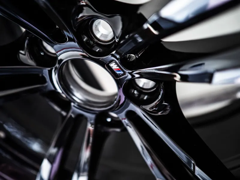 Refinierte BMW M Felge – Hochglanz Schwarz